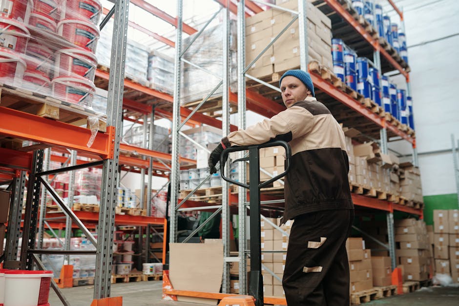 Magazijnmedewerker met pallets